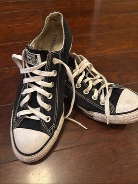 Converse Women’s Black and White Low-Top Canvas Sneakers sz 10